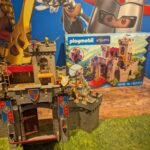 Château Playmobil Knights avec figurines et accessoires, parfait pour les fans de jeux de rôle et d'aventure.