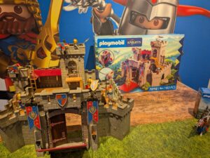 Château Playmobil Knights avec figurines et accessoires, parfait pour les fans de jeux de rôle et d'aventure.