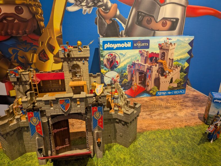Château Playmobil Knights avec figurines et accessoires, parfait pour les fans de jeux de rôle et d'aventure.