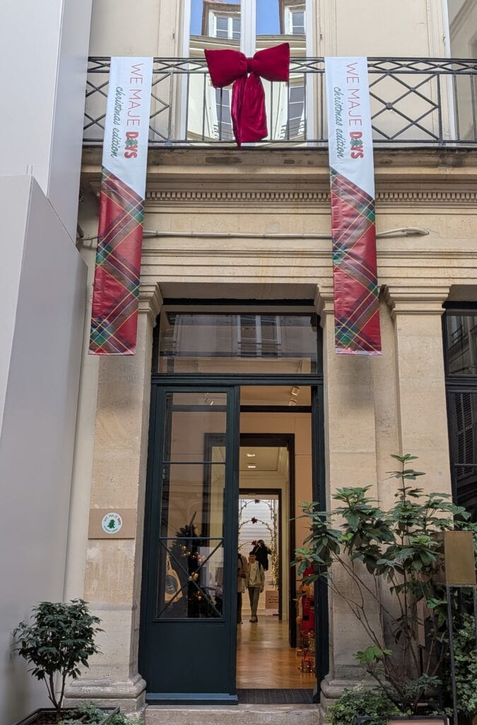 Entrée d'un événement de jeux avec décorations festives et banners promotionnelles pour Noël 2026.