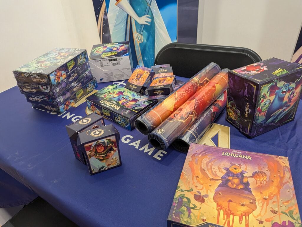 Nouveautés jeux de société et accessoires présentés lors des WE MAJE DAYS, avec des boîtes colorées et des rouleaux de posters.