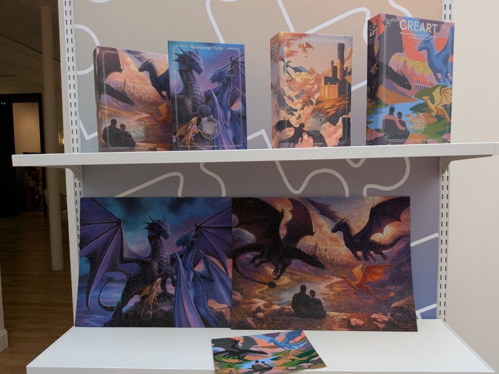 Nouveaux jeux de société avec illustrations de dragons et paysages fantastiques, exposés lors des WE MAJE DAYS.