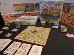 Jeu de société Labyrinthe anniversaire 40 ans affiché sur table avec plateau coloré, boîtes et pions.