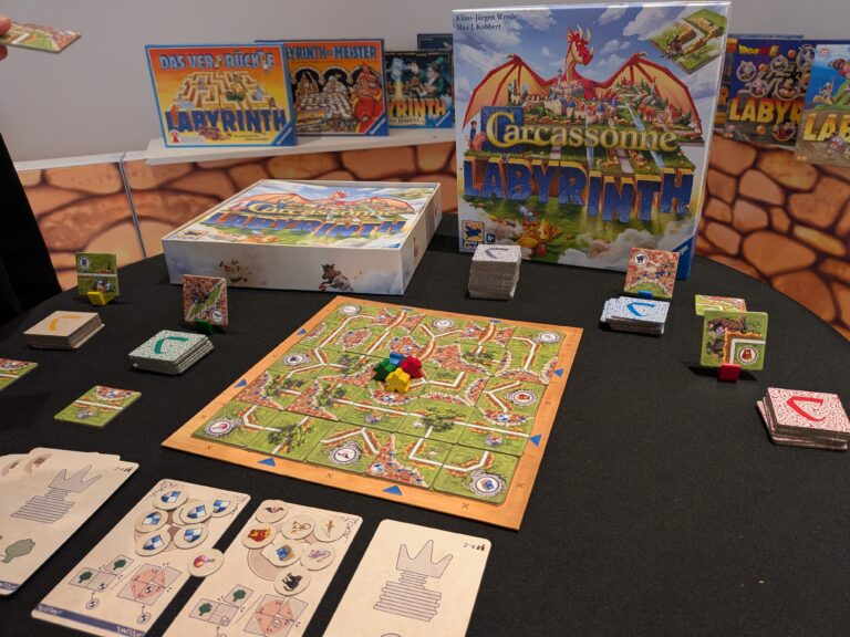 Jeu de société Labyrinthe anniversaire 40 ans affiché sur table avec plateau coloré, boîtes et pions.