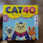Jeu de société Cat 40 avec illustrations de chats anthropomorphes en costume, idéal pour les amateurs de jeux de société pour enfants.
