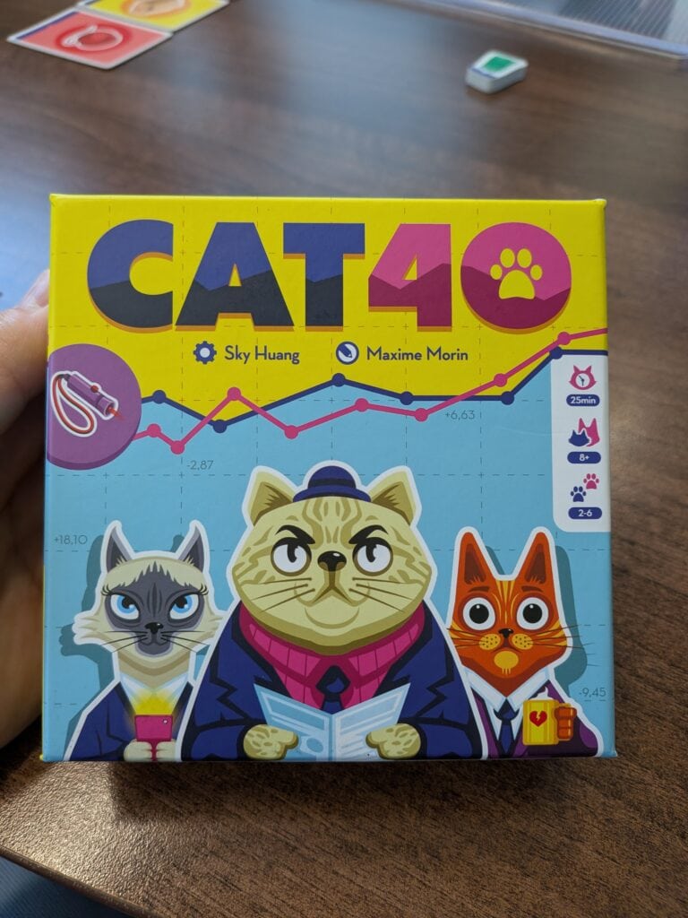 Jeu de société Cat 40 avec illustrations de chats anthropomorphes en costume, idéal pour les amateurs de jeux de société pour enfants.