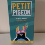 Boîte du jeu Petit Pigeon, un jeu de bluff déjantant pour les enfants à partir de 7 ans, avec une illustration colorée d'un pigeon portant des lunettes de soleil.