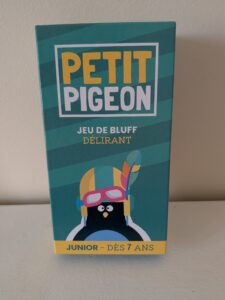 Boîte du jeu Petit Pigeon, un jeu de bluff déjantant pour les enfants à partir de 7 ans, avec une illustration colorée d'un pigeon portant des lunettes de soleil.