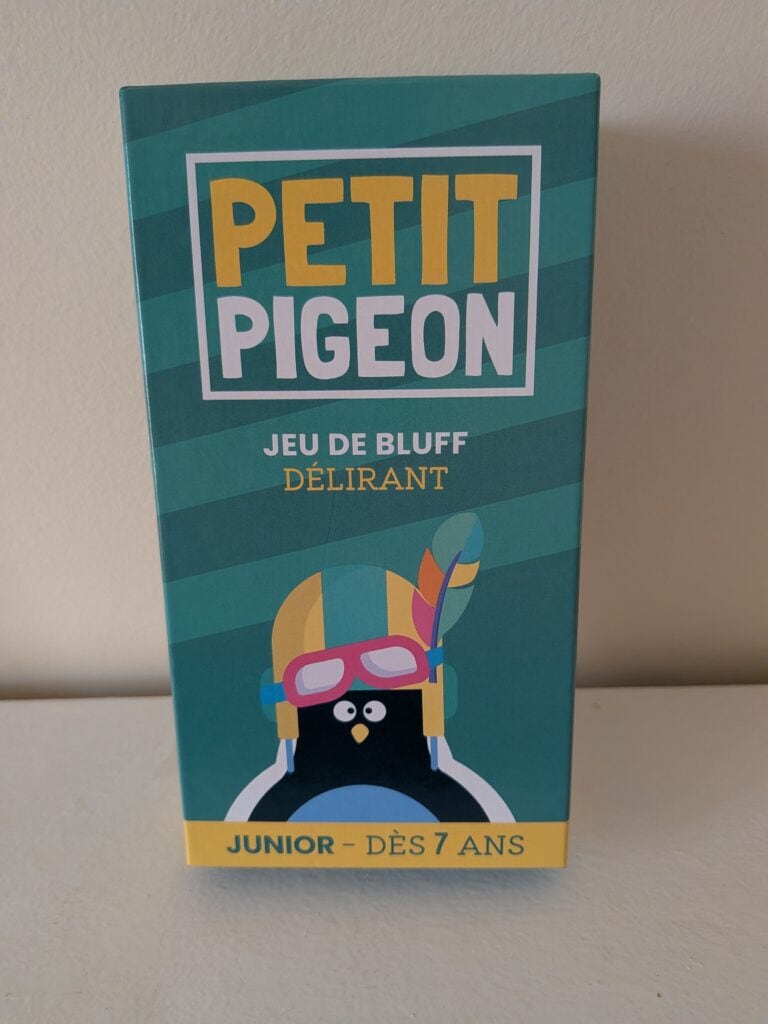 Boîte du jeu Petit Pigeon, un jeu de bluff déjantant pour les enfants à partir de 7 ans, avec une illustration colorée d'un pigeon portant des lunettes de soleil.