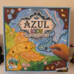 Jeune enfant utilisant un stylet pour créer un mosaïque colorée sur le jeu Azul Kids, un atelier créatif pour enfants.