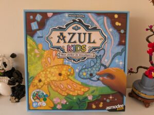 Jeune enfant utilisant un stylet pour créer un mosaïque colorée sur le jeu Azul Kids, un atelier créatif pour enfants.