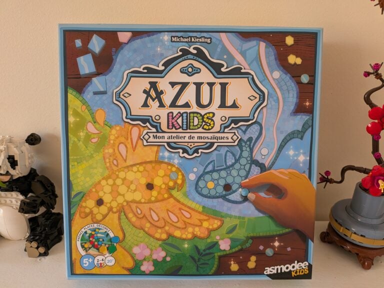 Jeune enfant utilisant un stylet pour créer un mosaïque colorée sur le jeu Azul Kids, un atelier créatif pour enfants.