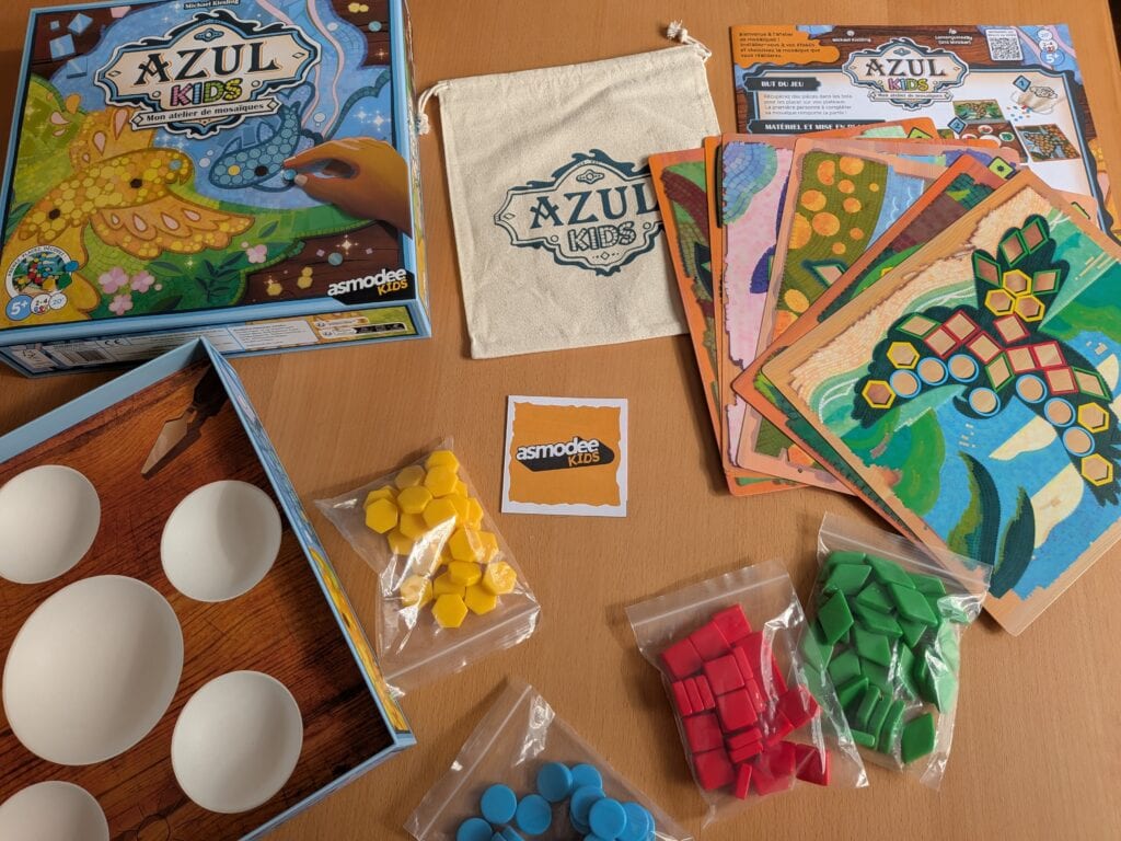 Jeu Azul Kids avec pièces colorées, cartes et boîte de rangement, idéal pour les amateurs de jeux de société pour enfants.