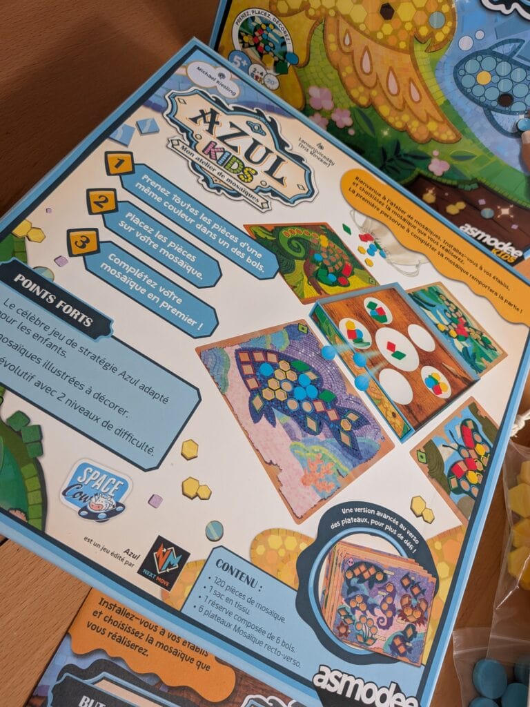 Panneau d'instructions pour le jeu Azul Kids avec images de mosaïques colorées et points forts du jeu.