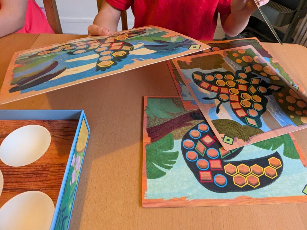 Jeu de société Azul Kids avec des pièces colorées et un plateau de jeu illustré pour enfants.