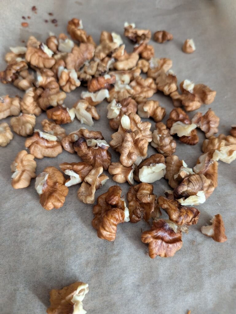 Noix de Grenoble fraîches, décortiquées, sur un papier sulfurisé, prêtes à être dégustées ou utilisées en cuisine.