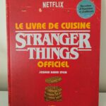 Livre de cuisine officiel de Stranger Things avec recettes inspirées de la série Netflix.