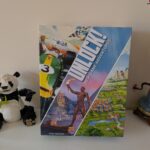 Couverture du jeu Unlock! avec illustrations de paysages et personnages historiques, pour les amateurs de jeux de société et d'aventures.