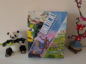 Couverture du jeu Unlock! avec illustrations de paysages et personnages historiques, pour les amateurs de jeux de société et d'aventures.