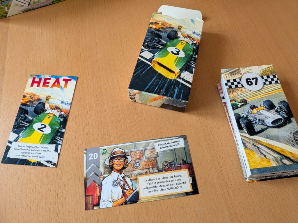 Jeu de société de course de voitures miniature avec cartes et piste, pour les amateurs de jeux de société et de voitures miniatures.