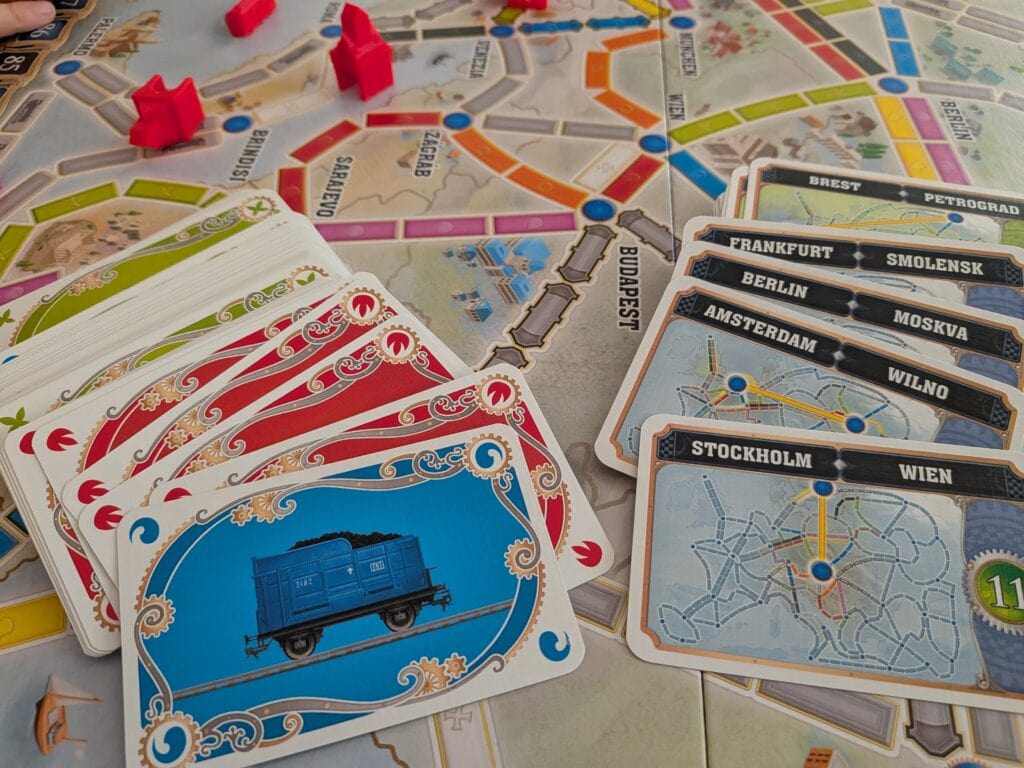 Jeu de société Les Aventuriers du Rail Europe avec cartes, trains et plateau de jeu coloré.