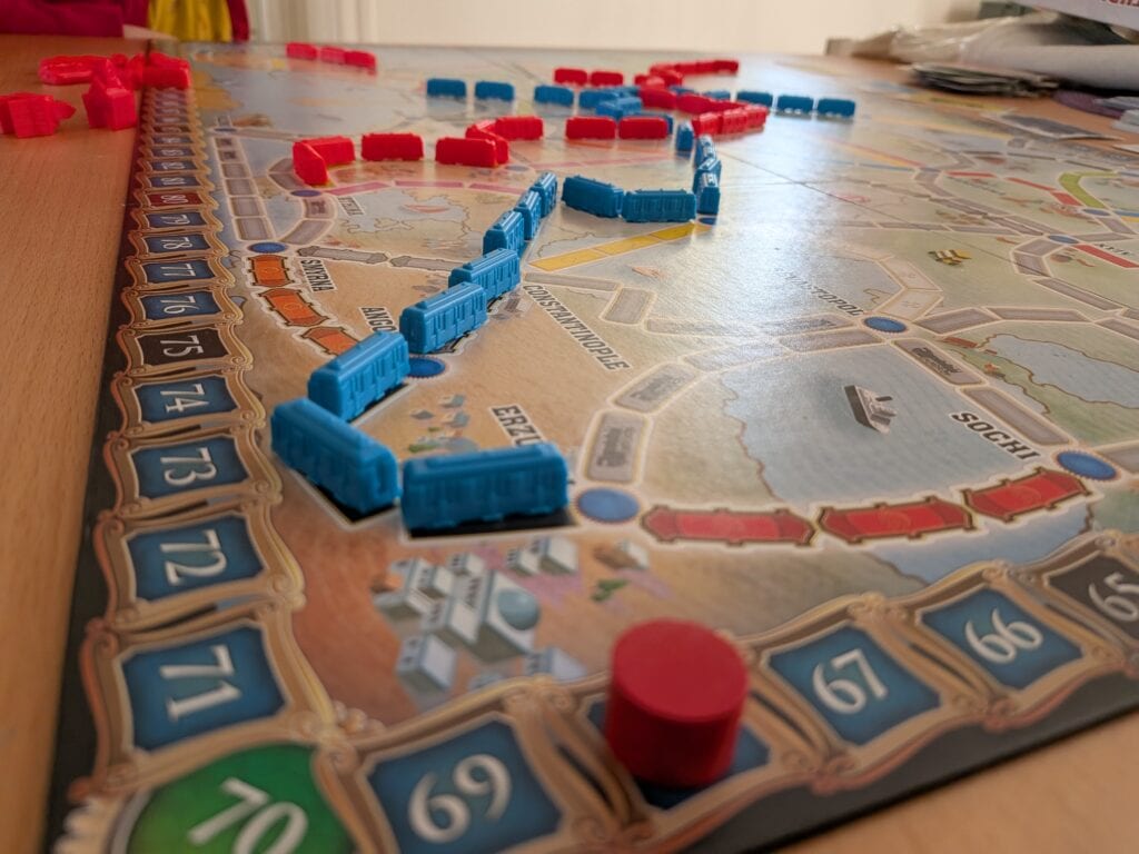 Jeu de société Les Aventuriers du Rail Europe avec trains en plastique colorés sur le plateau de jeu.