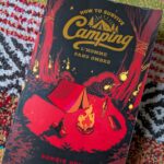 Couverture du livre 'Comment survivre en camping' de Bonnie Quinn, illustrée d'une scène de camping nocturne avec feu de camp et forêt.