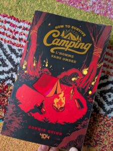 Couverture du livre 'Comment survivre en camping' de Bonnie Quinn, illustrée d'une scène de camping nocturne avec feu de camp et forêt.