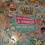 Livre de stickers Mini Verses avec messages amusants et colorés pour une bonne humeur garantie.