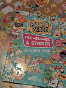 Livre de stickers Mini Verses avec messages amusants et colorés pour une bonne humeur garantie.