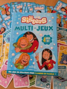 Jeu de société Les Sisters Multi-Jeux avec illustrations de Marine et Wendy, proposant 4 jeux en 1 pour s'amuser en famille.